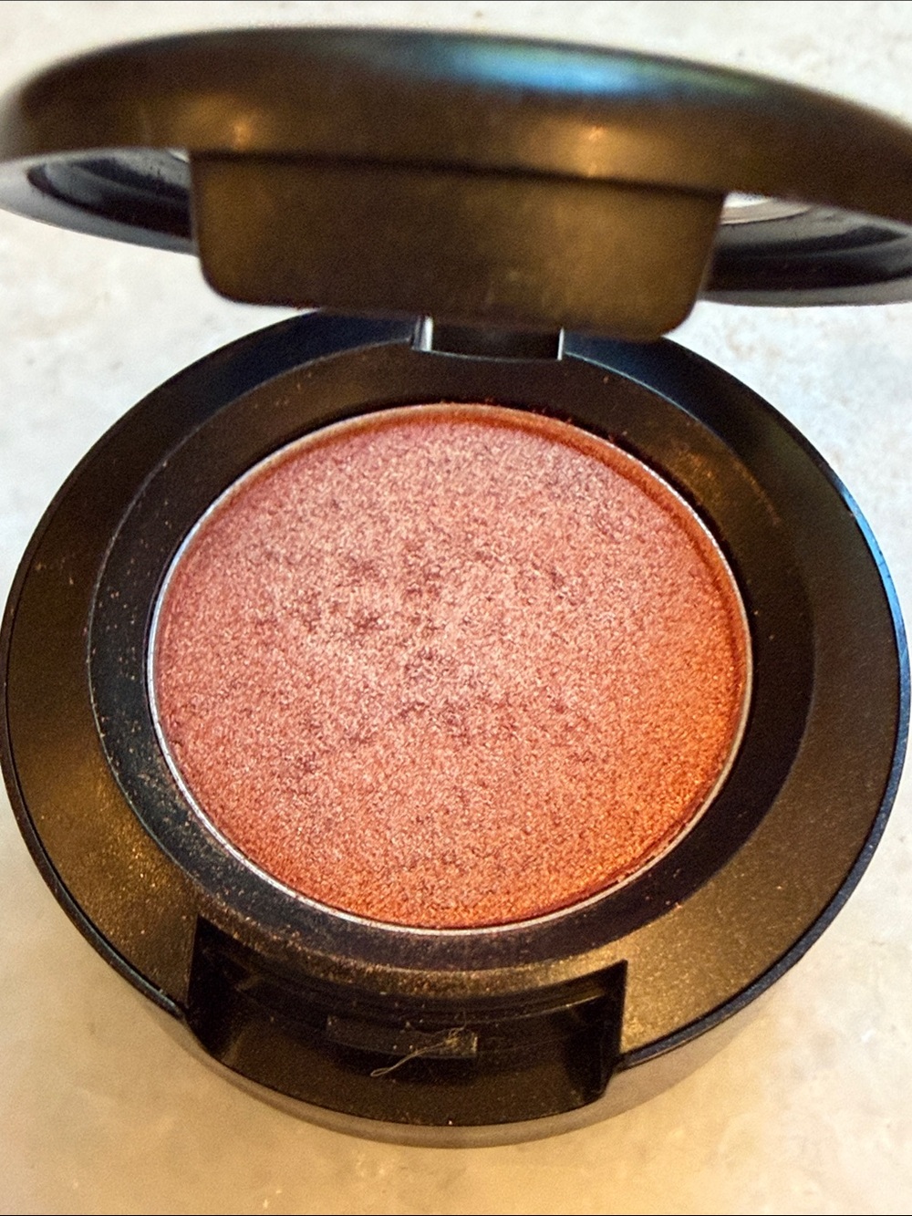MAC Veluxe Pearl Eye Shadow compact pot “Expensive Pink” gold finish